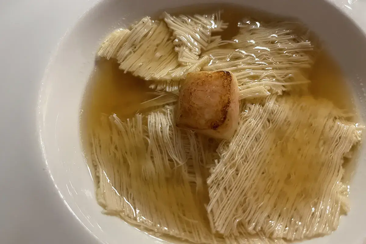 Filindeu, midollo, doppio brodo di manzo e vitello Somu, a Baja Sardinia aperti in inverno: il coraggio vale la stella
