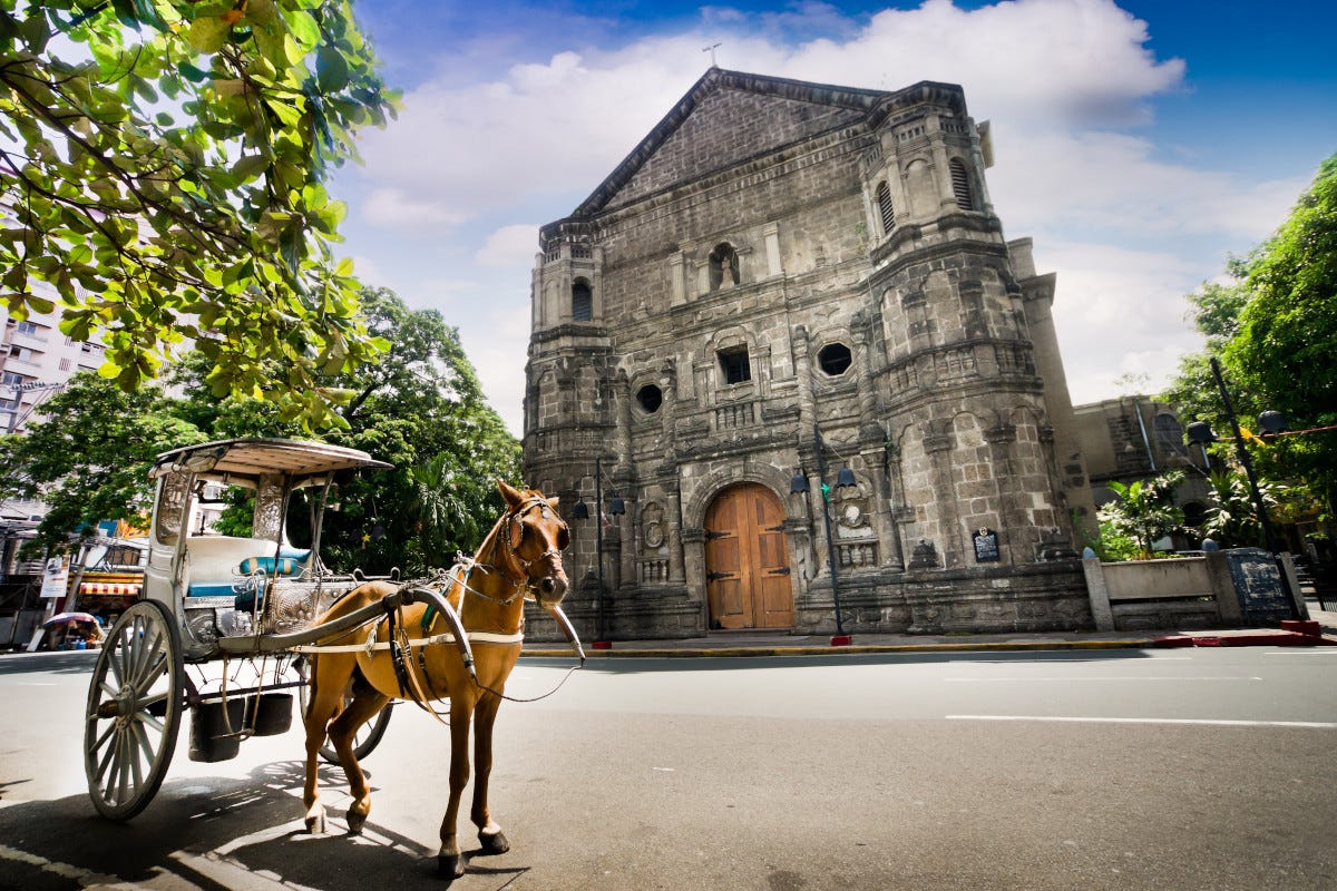 Manila, carrozza trainata da cavalli di fronte alla chiesa di Malate Manila segreta: 5 itinerari da scoprire per tornare indietro nel tempo
