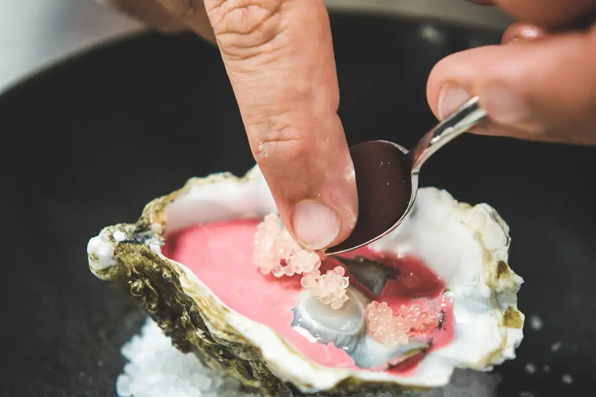 Si tratta di un piatto molto semplice da preparare che garantisce un mix di sapidità e acidità, grazie all’abbinamento dei due componenti: ostrica e salsa alla barbabietola e lime Come stupire con [le ostriche]?