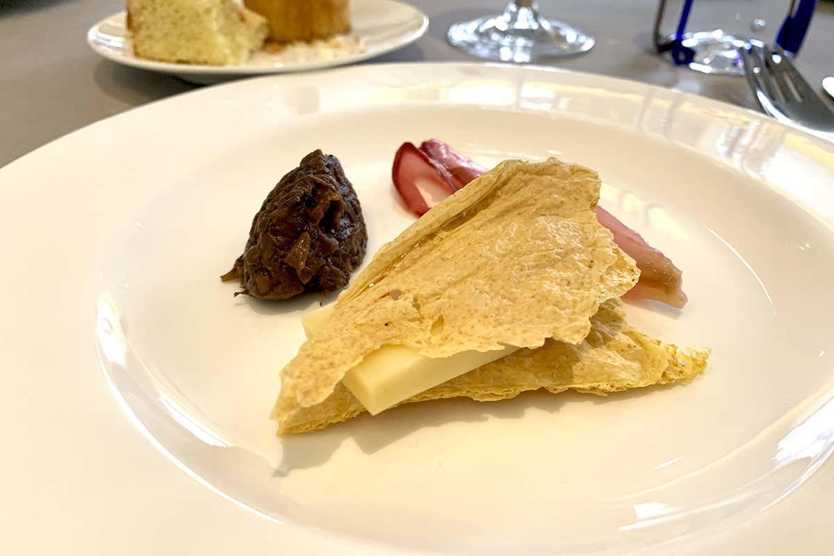 Daniel Canzian: Sfoglie di polenta Biancoperta, Fontina Dop d'Alpeggio, trevisana tardiva in agrodolce FontinaMi porta in 10 ristoranti milanesi il gusto dell&rsquo;alpeggio valdostano