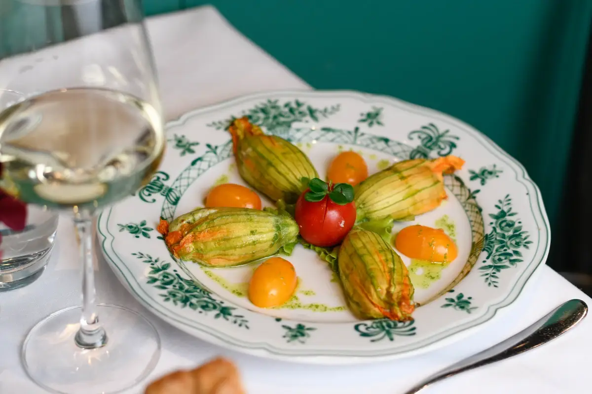 Fiori di zucca ripieni con ricotta e pesto alla genovese A Milano il ristorante Stendhal festeggia il 35° anniversario