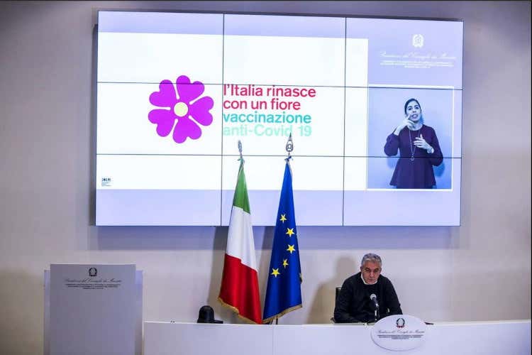 Le vaccinazioni anticovid in 1500 gazebi a forma di primula