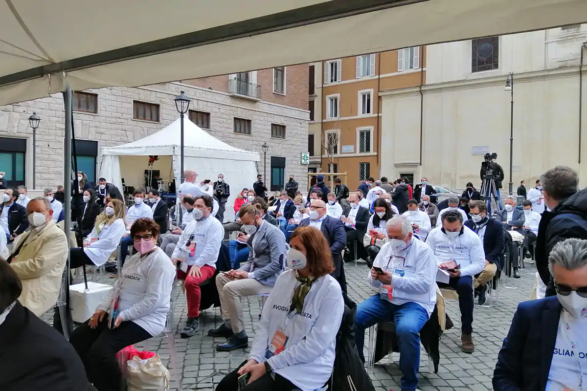 Il pubblico, ordinato, per l'assemblea straordinaria di Fipe a roma &laquo;Dateci tempo per programmare&raquo; L'appello di ristoranti e locali