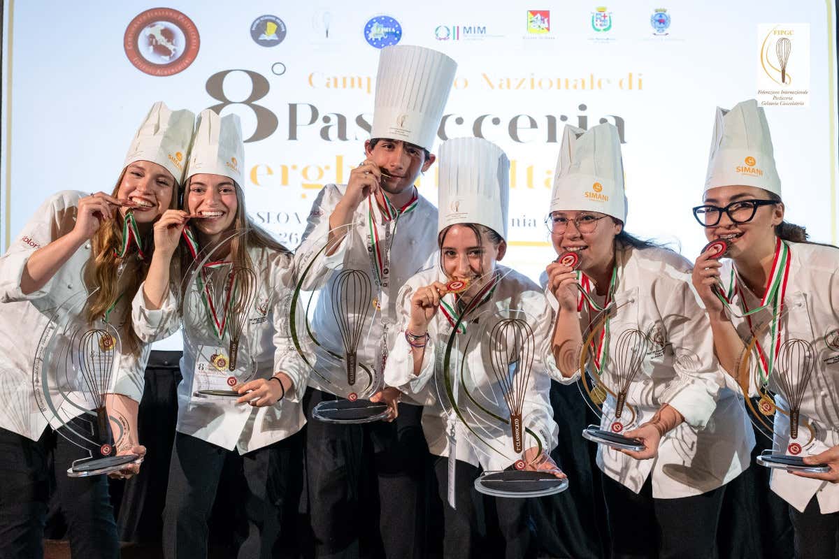 Il “Vergani-Navarra” di Ferrara vince il campionato di pasticceria degli alberghieri Il “Vergani-Navarra” di Ferrara vince il campionato di pasticceria degli alberghieri