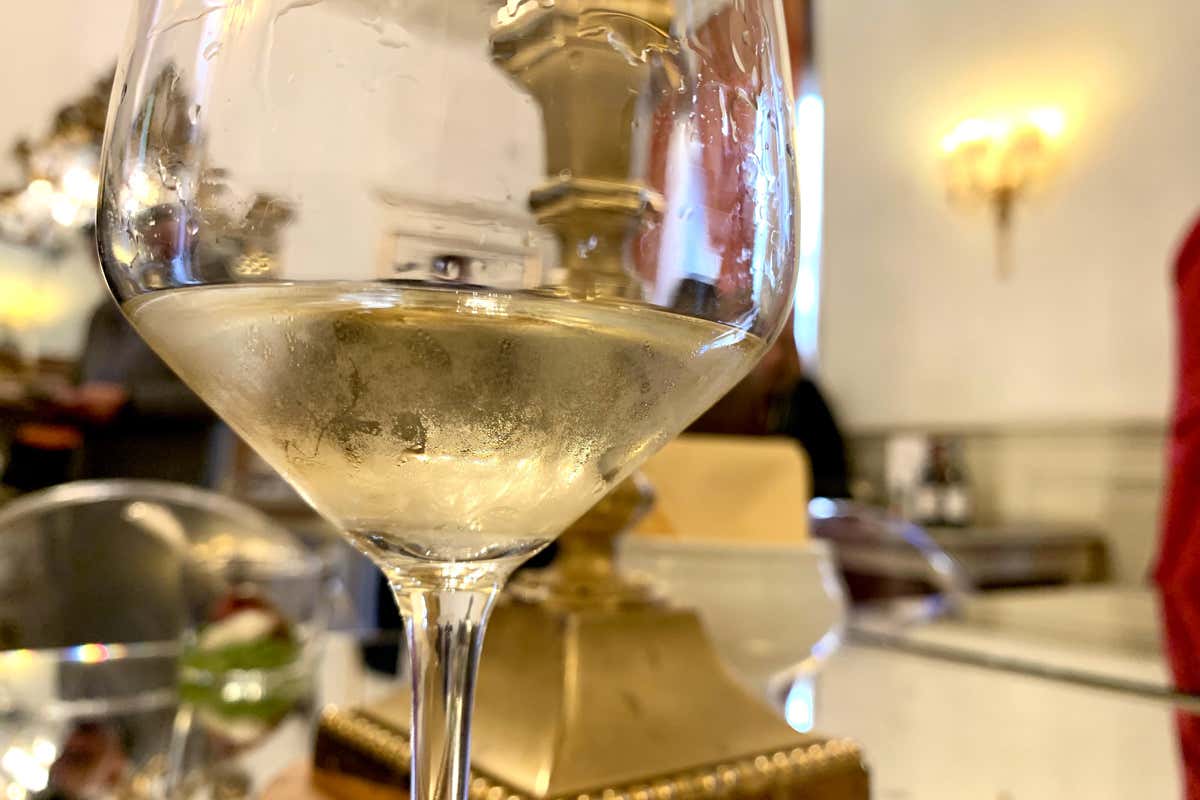 Il colore giallo dorato intenso di Fira Bianco Fira Veronese Igt, vino dedicato alle donne