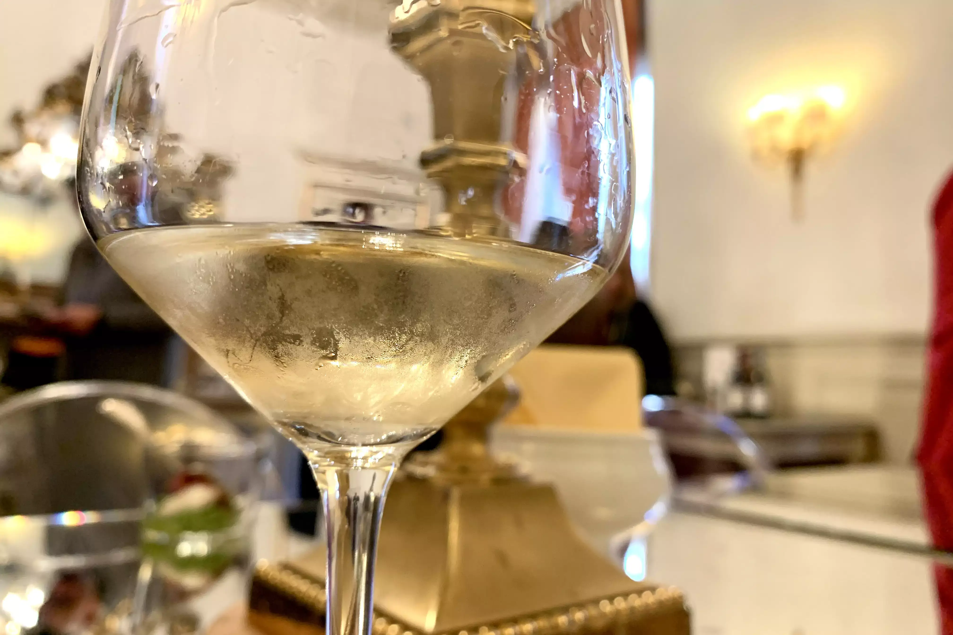 Il colore giallo dorato intenso di Fira Bianco Fira Veronese Igt, vino dedicato alle donne