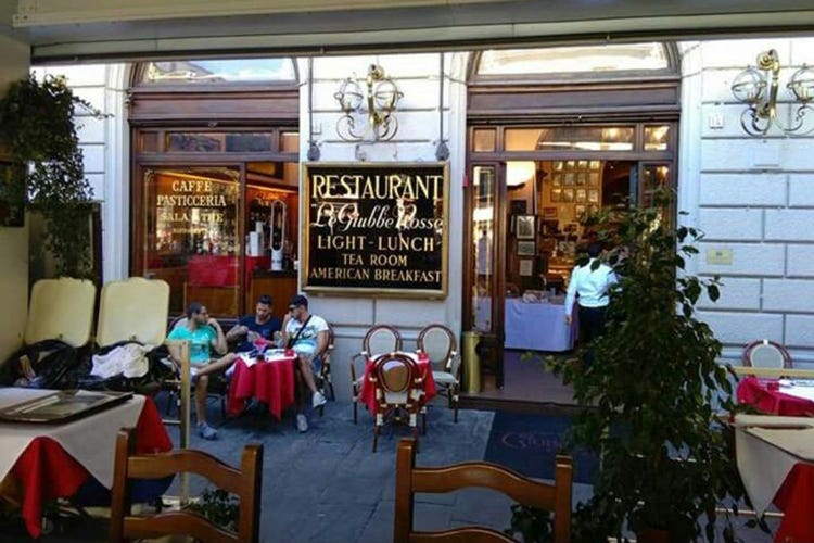 La storica insegna del locale, già posta sotto tutela (Firenze, il Caffè Giubbe Rossediventa bene culturale da tutelare)