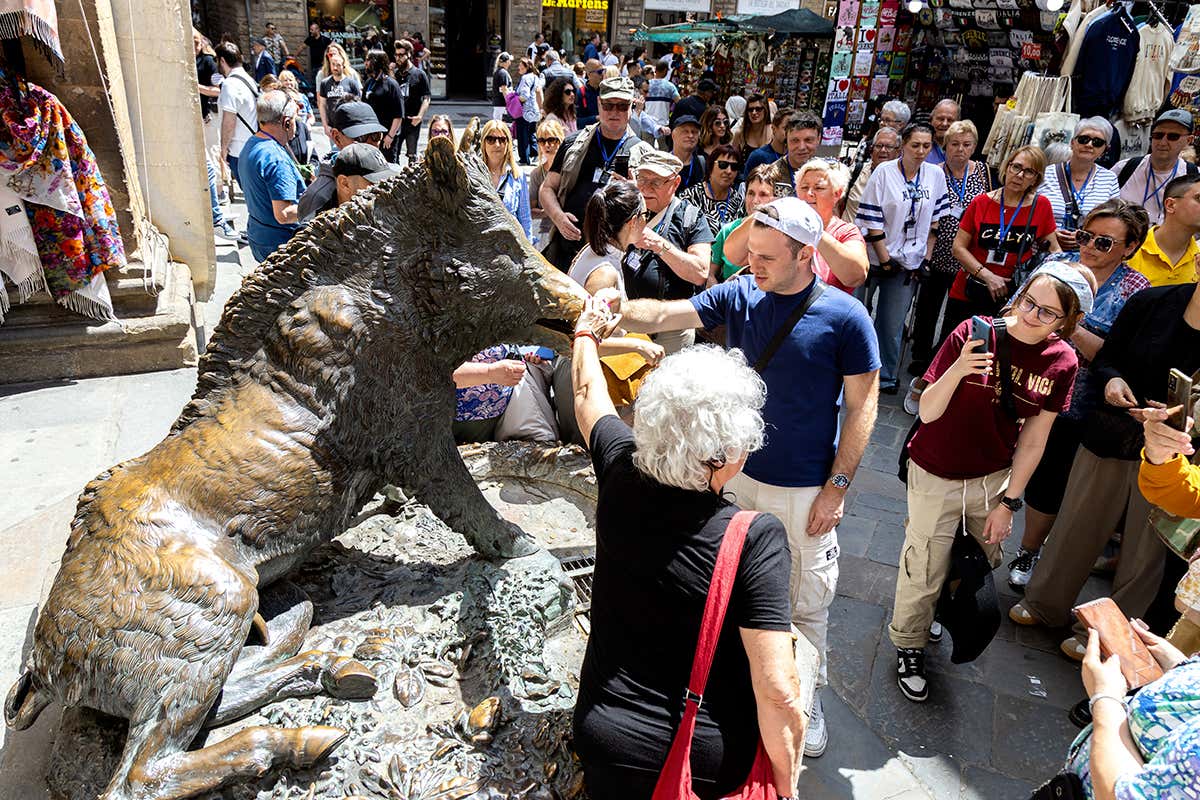 Firenze svela dettagli nascosti e simboli che raccontano storie di intrighi, leggende e memorie stratificate della città