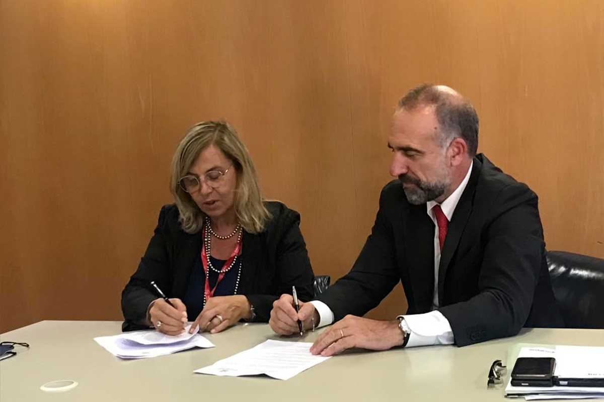 Da sinistra, Maria Carmela Colaiacovo e Andrea Burchi durante la firma dell'accordo Confindustria Alberghi-UniCredit, accordo per il sostegno finanziario all'hotellerie
