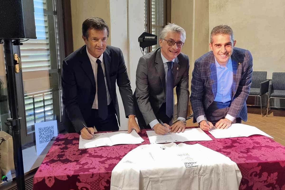 Da sinistra, Giorgio Gori (sindaco di Bergamo), Carlo Bo (sindaco di Alba) e Federico Pizzarotti (sindaco di Parma) Alba, Parma e Bergamo: un protocollo per promuovere le eccellenze dei territori Da sinistra, Giorgio Gori (sindaco di Bergamo), Carlo Bo (sindaco di Alba) e Federico Pizzarotti (sindaco di Parma) Alba, Parma e Bergamo: un protocollo per promuovere le eccellenze dei territori