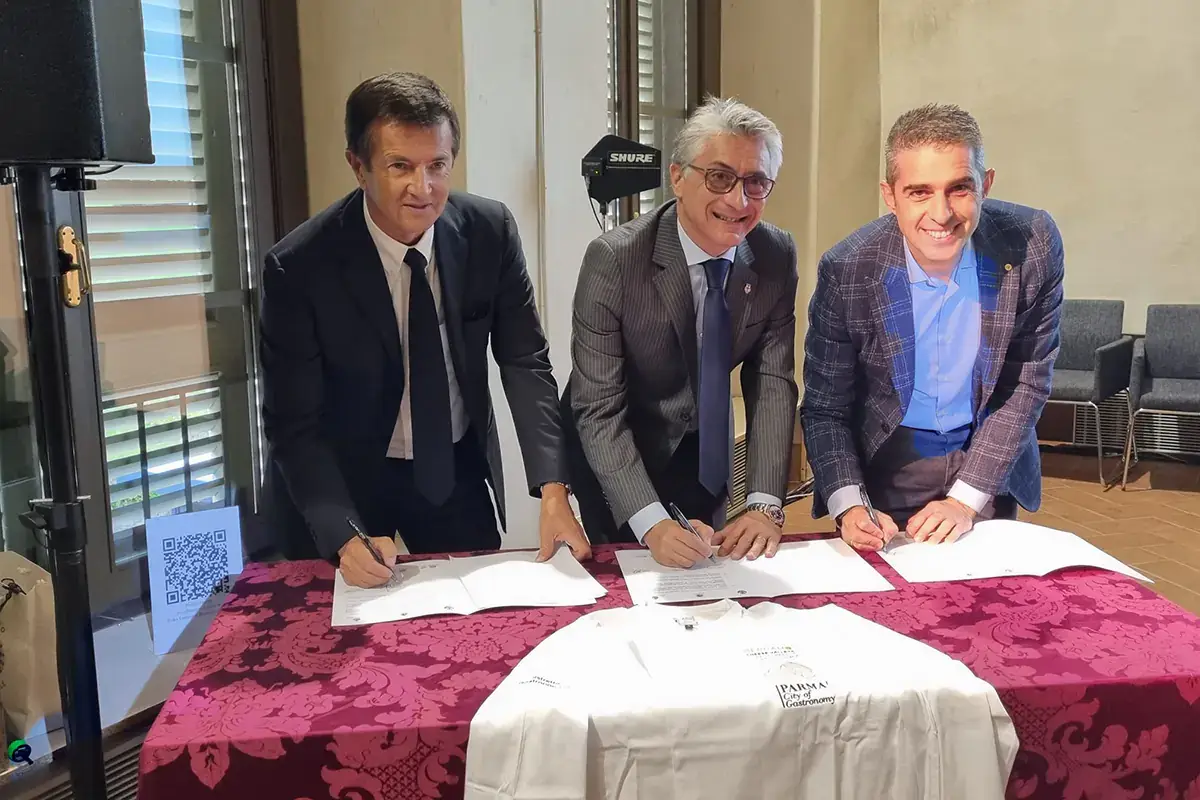 Da sinistra, Giorgio Gori (sindaco di Bergamo), Carlo Bo (sindaco di Alba) e Federico Pizzarotti (sindaco di Parma) Alba, Parma e Bergamo: un protocollo per promuovere le eccellenze dei territori