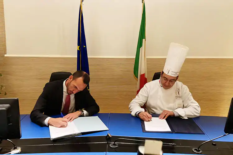 Da sinistra, Manlio Di Stefano e Roberto Lestani Gelato, cioccolato e dolci: accordo per la promozione all'estero
