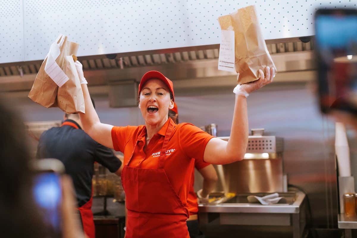 Una dipendente di Five Guys Five Guys cresce: a Milano altri due locali