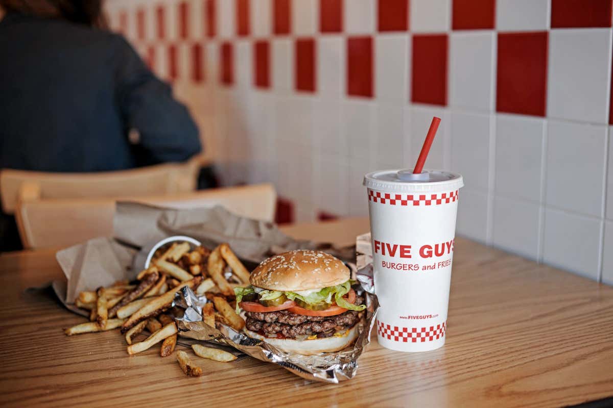 Pranzo tipico di Five Guys Five Guys cresce: a Milano altri due locali