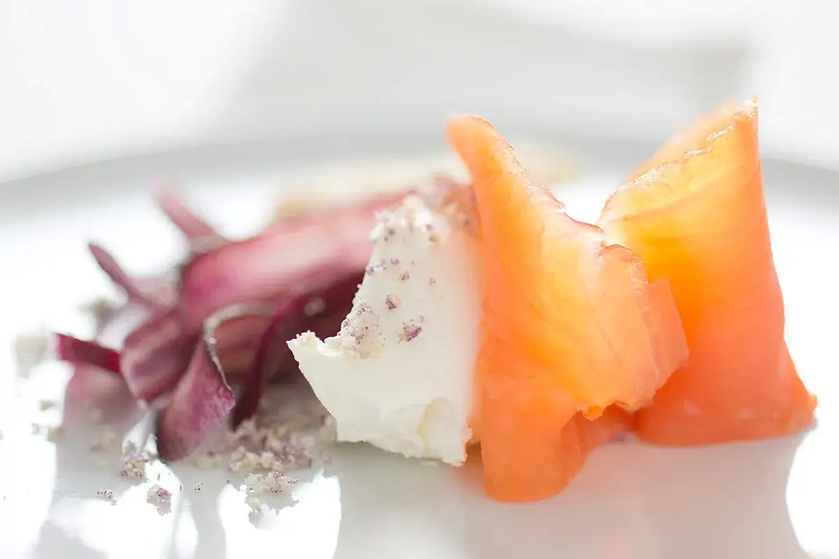 Salmone e radicchio Fjord, eccellenze ittiche affumicate