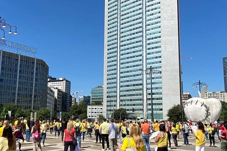 Il flash mob di Milano - Turismo organizzato, ore contate? Chiesti 750 milioni per sopravvivere