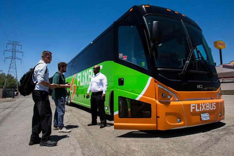 Migliaia di vacanzieri a piedi dopo l'annuncio di Flixbus - Norme anti-Covid troppo confuse Flixbus cancella decine di corse