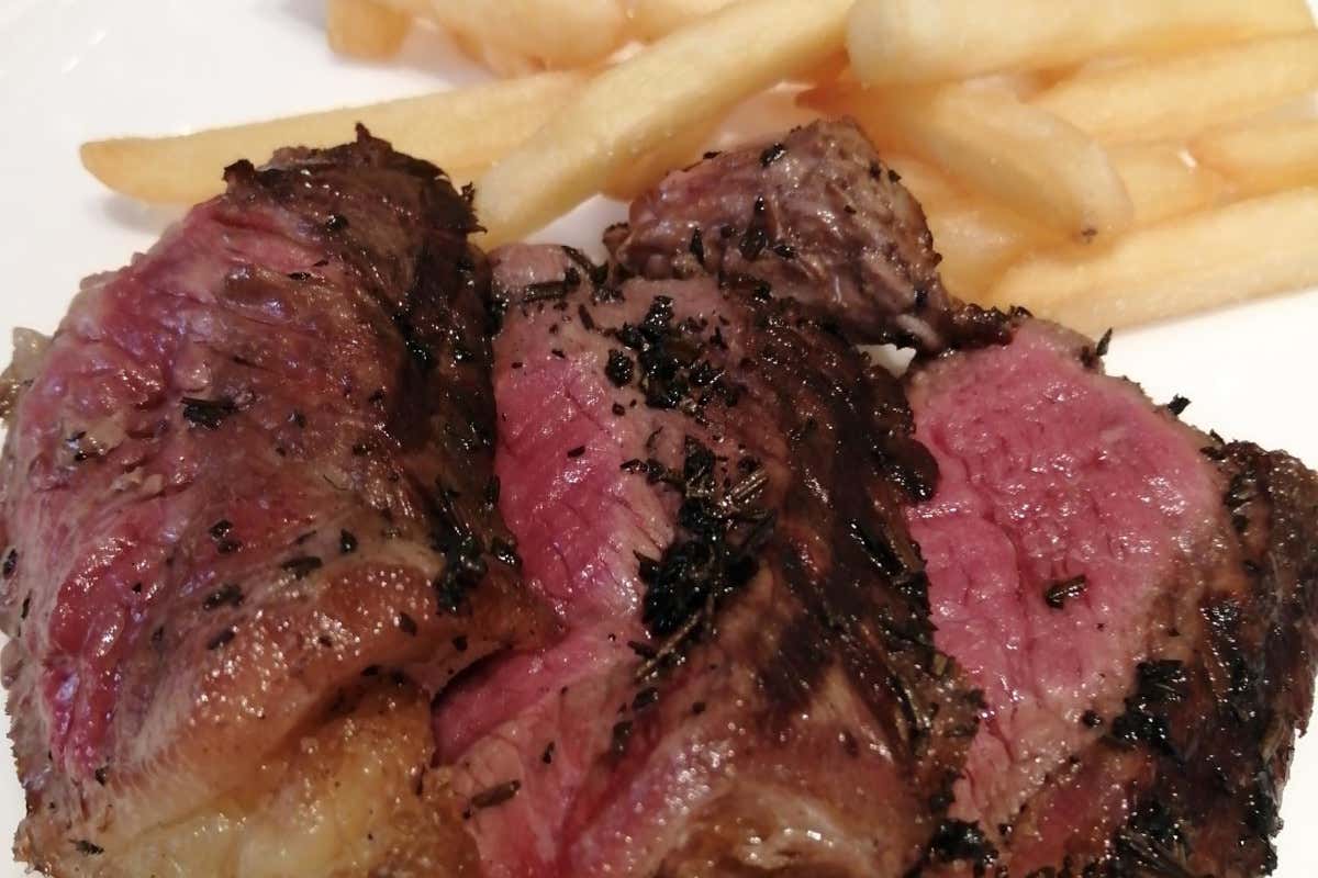 Fiorentina di manza delle Langhe con patate fritte e salsa bernese Il ritorno del Flora Restaurant polo del gusto con la cucina di Massimo Piccolo