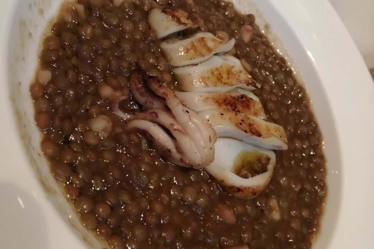 Zuppetta con lenticchie di Castelluccio di Norcia IGP e calamaro scottato Il ritorno del Flora Restaurant polo del gusto con la cucina di Massimo Piccolo