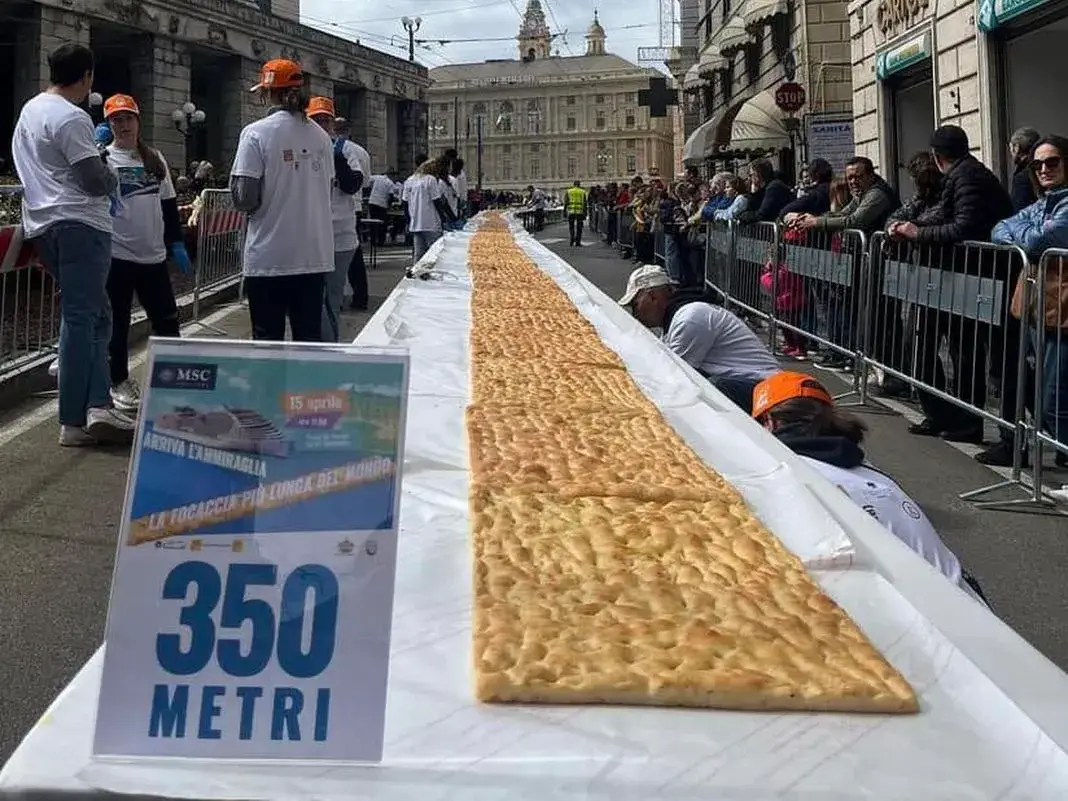 La focaccia da record mondiale a Genova. Foto: liguriaoggi.it Record mondiale a Genova: una focaccia lunga 352 metri