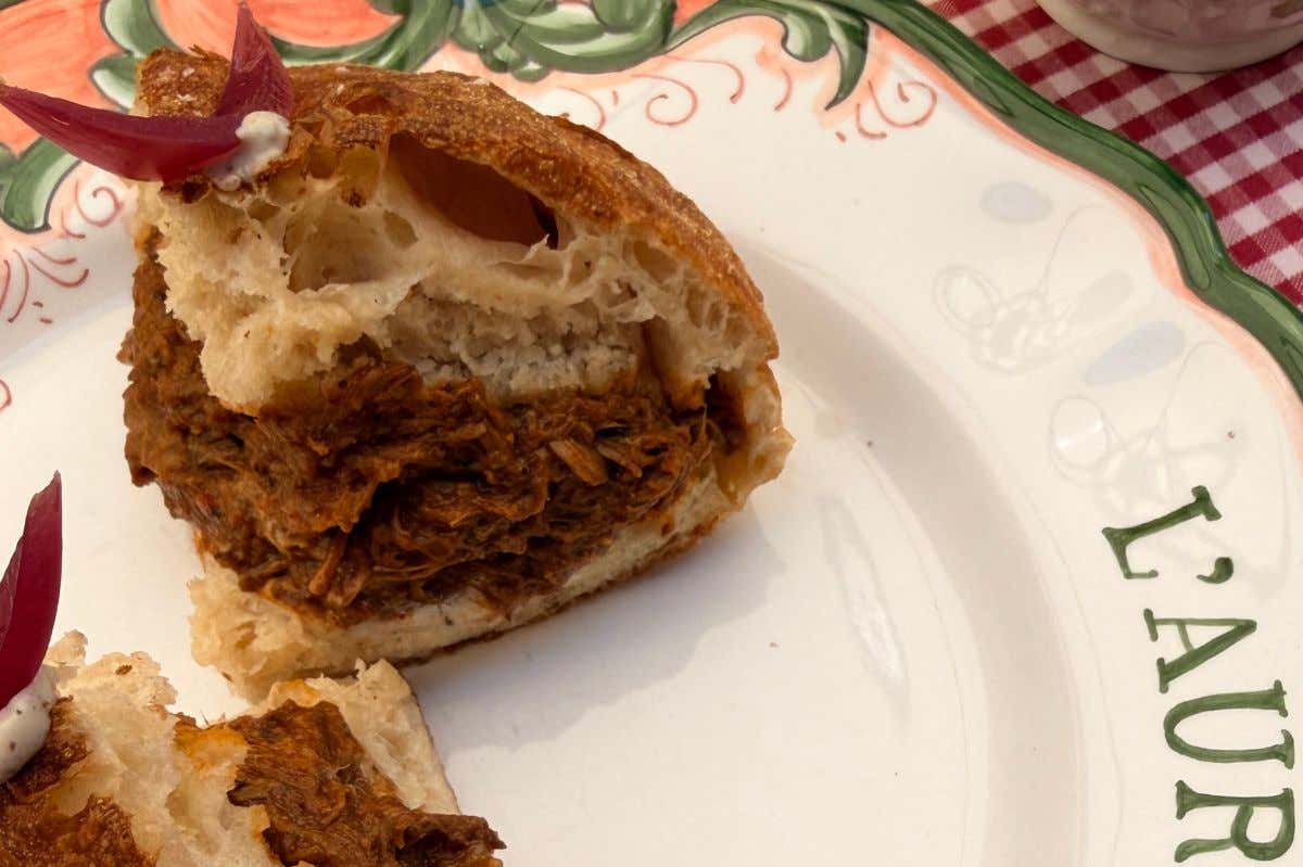Il piatto iconico de L'Aurora: la focaccia artigianale ripiena di cinghiale sfilacciato fatto in casa