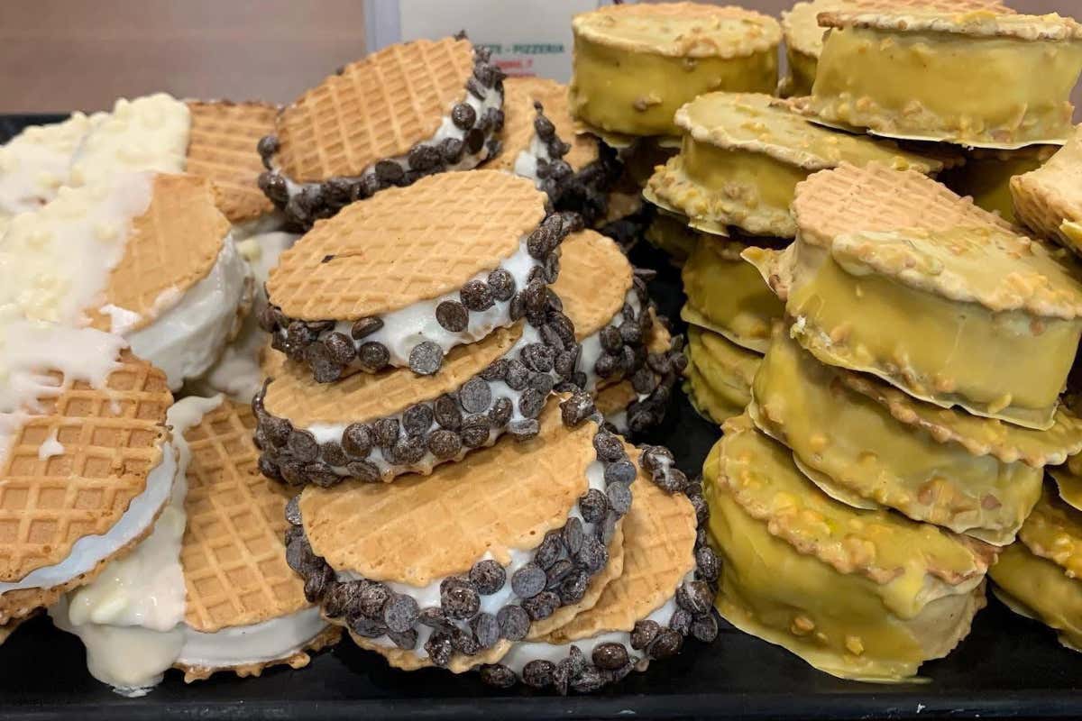 Il glutine nel gelato è dato da ingredienti aggiuntivi particolari, che possono però essere evitati dando vita a creazioni gustose e originali, come questi biscotti gelato di Andrea Greco, vegani e gluten free