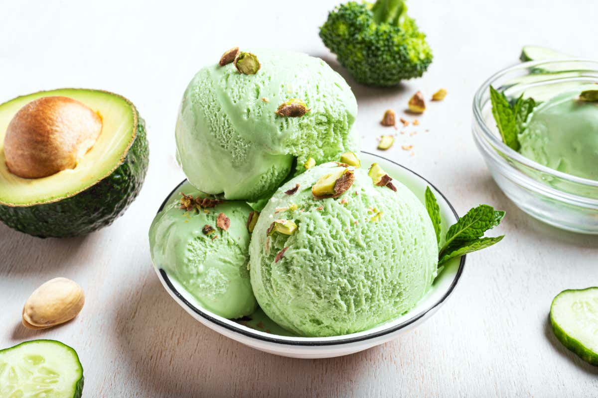 Un'interpretazione originale di gelato vegano, all'avocado verde e pistacchi