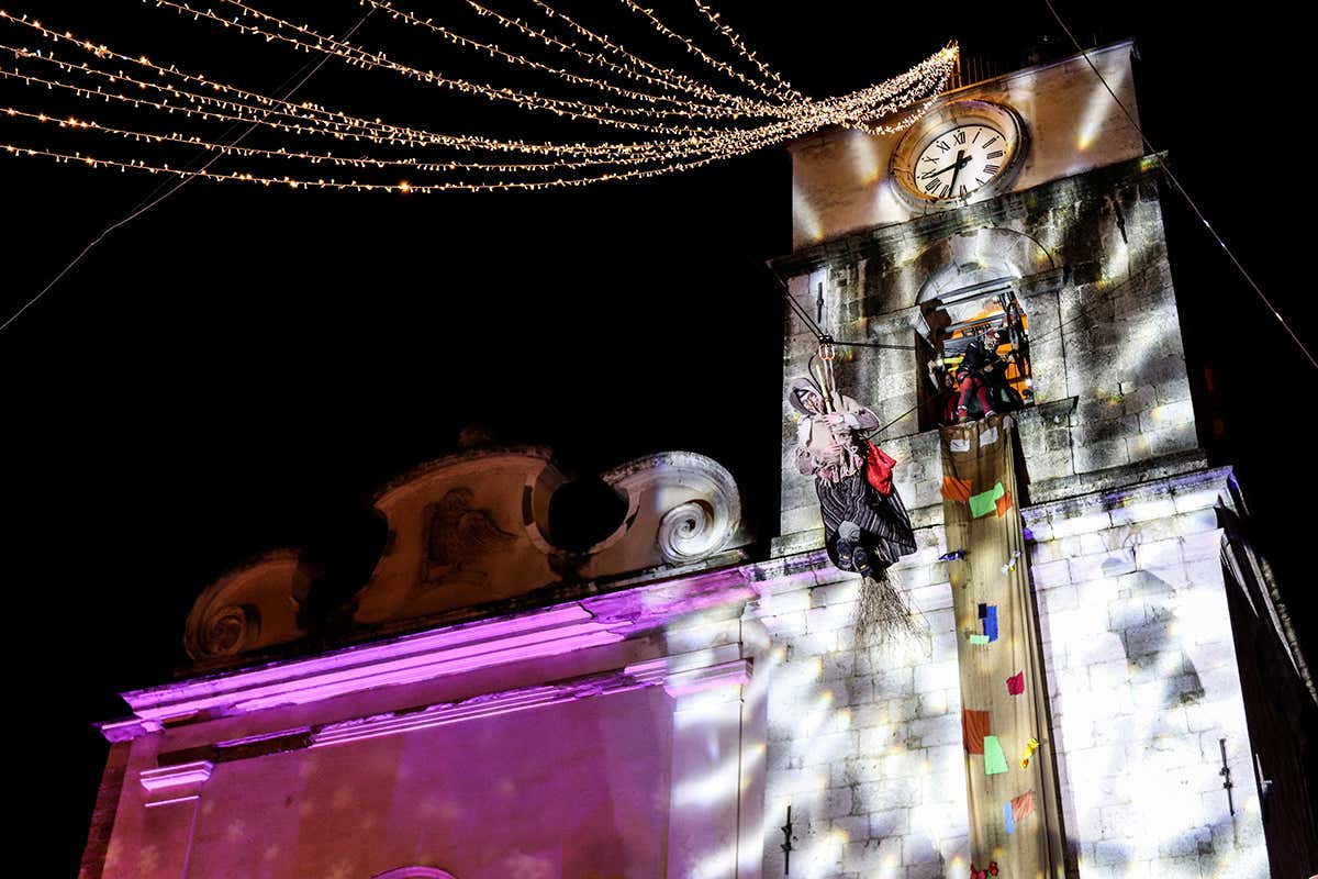 Il Volo della Befana nel borgo di Candela