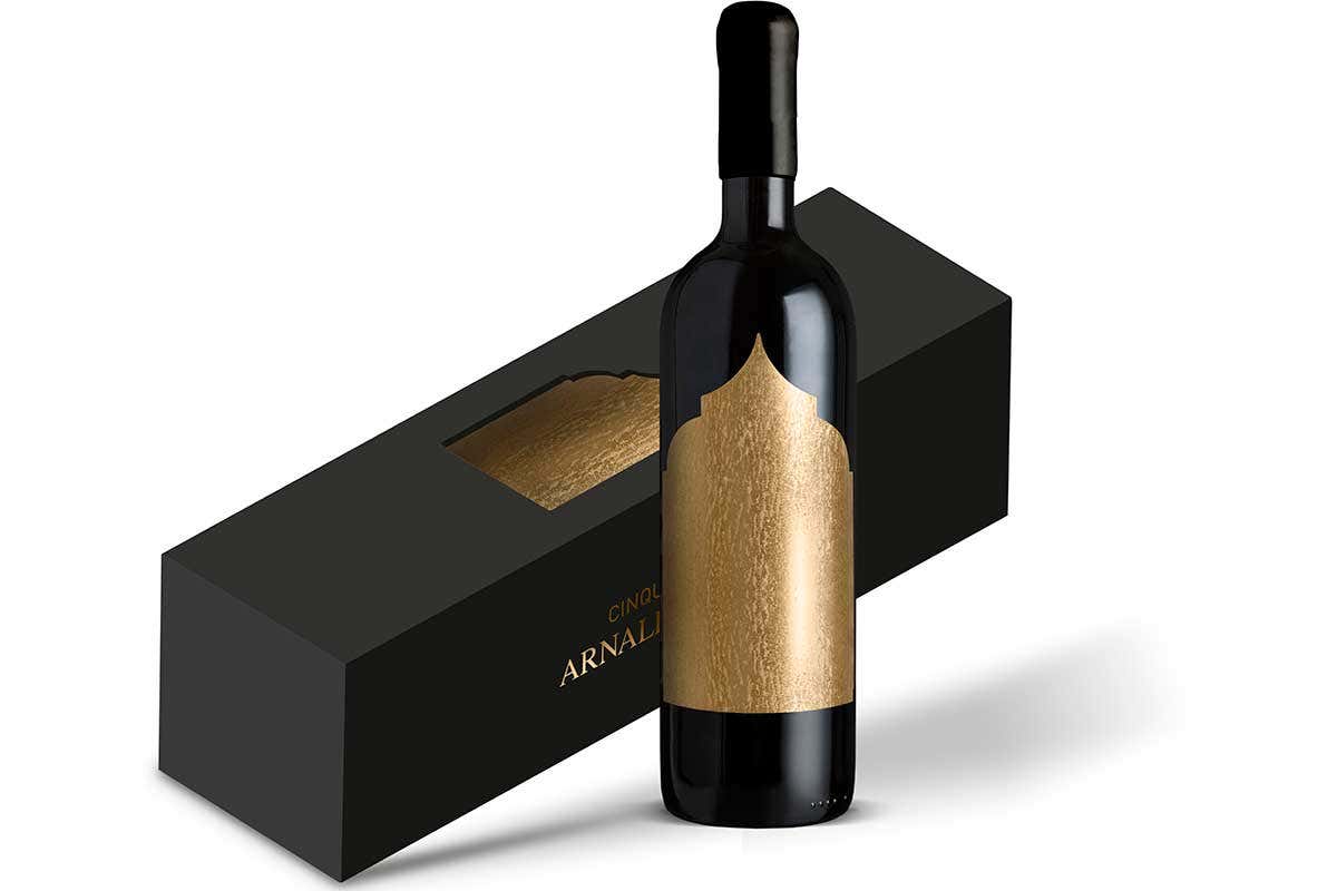 Montefalco Sagrantino Docg Cinquant’anni Una foglia d’oro sul Montefalco Sagrantino per i 50 anni di Arnaldo Caprai Montefalco Sagrantino Docg Cinquant’anni Una foglia d’oro sul Montefalco Sagrantino per i 50 anni di Arnaldo Caprai