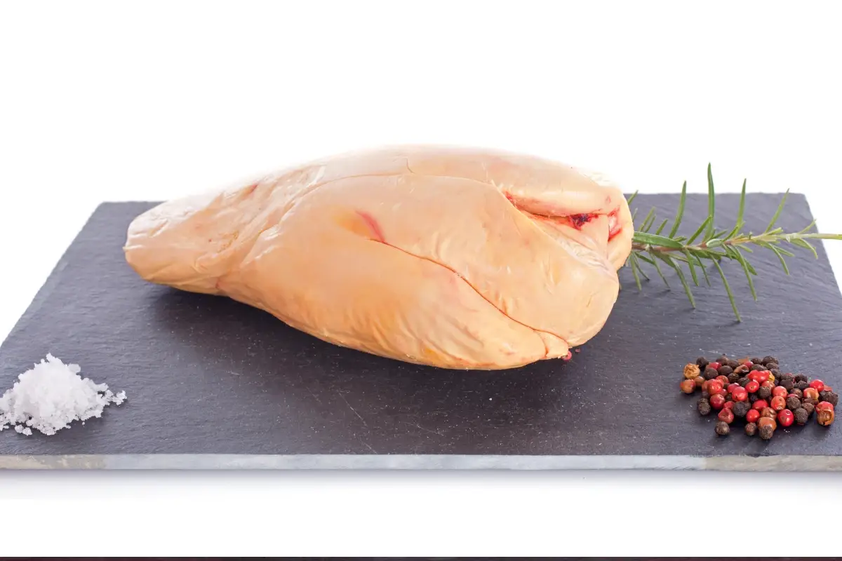 Che cos'è il foie gras e perché è al centro di una questione internazionale?