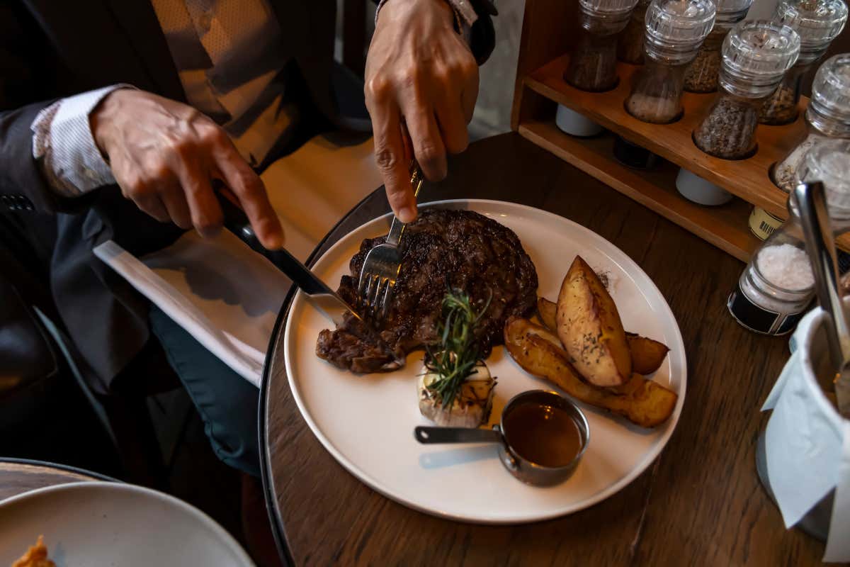 Chef Roberto Folcia tiene i corsi di gestione della carne al ristorante in tutta Italia