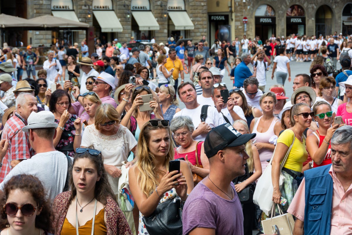 Folla di turisti in piazza della Signoria  Dalle Cinque Terre a Firenze: libertà di movimento o tutela delle destazioni turistiche?