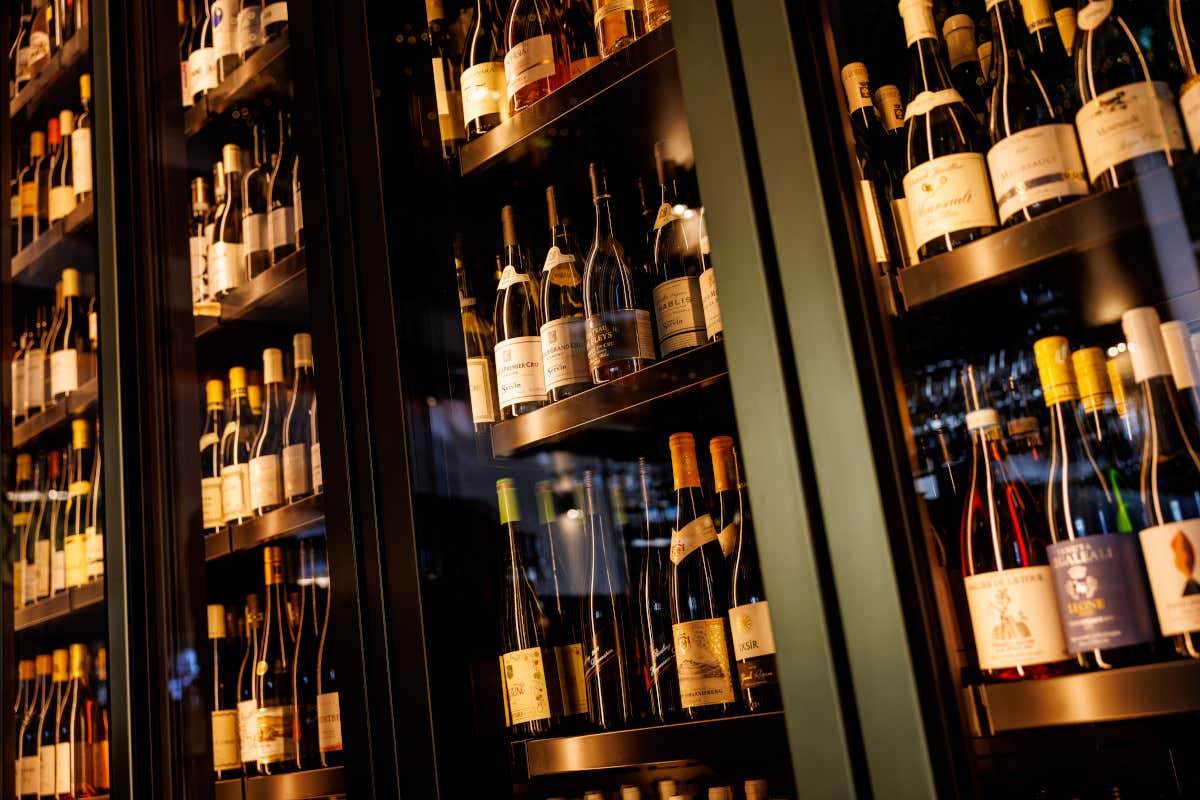 Follis, particolare vetrina degli alcolici (foto Andrea Di Lorenzo) 