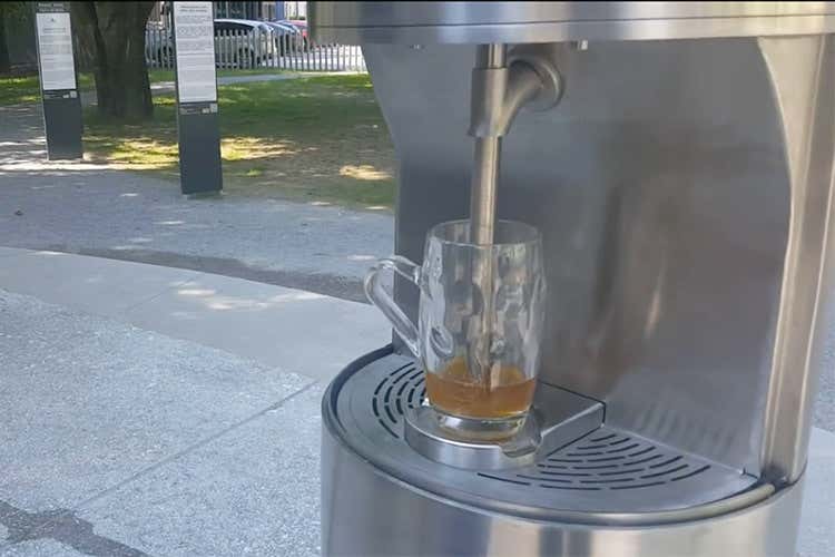 (Una fontana di birra La novità è di casa in Slovenia) (Una fontana di birra La novità è di casa in Slovenia)