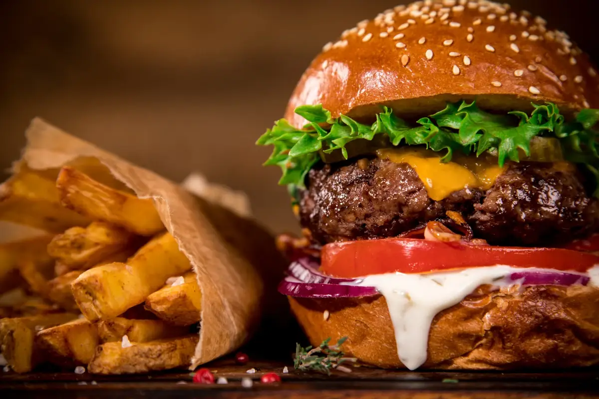 Tra i comfort food pi&ugrave; apprezzati c'&egrave; l'hamburger La pizza &egrave; il comfort food pi&ugrave; ordinato a casa e al lavoro