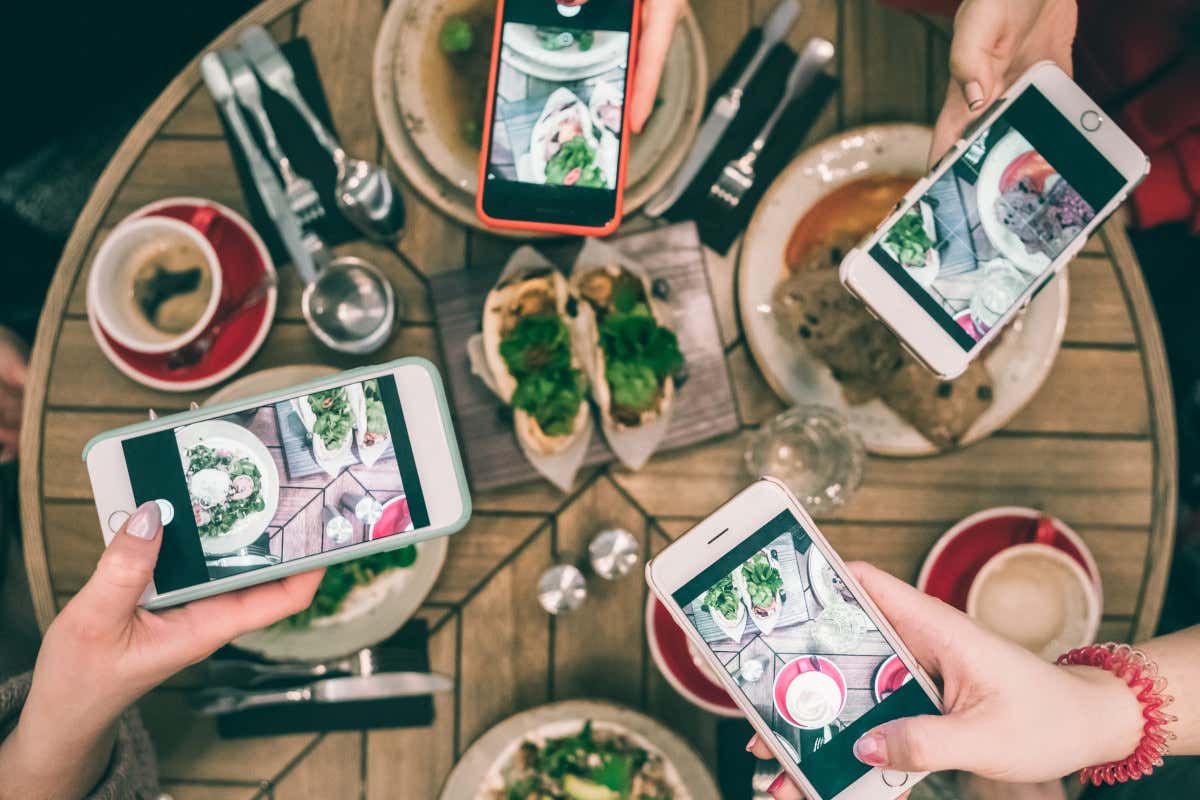 Se non lo condividi l'hai davvero mangiato? Il paradosso del cibo sui social e le nuove “diete digitali”