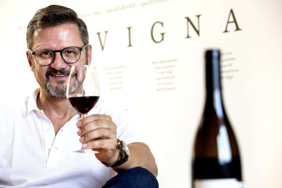 Martin Foradori Hofstätter brinda con il Blauburgunder della tenuta Mazon.  Un itinerario natalizio tra i sapori dell'Alto Adige