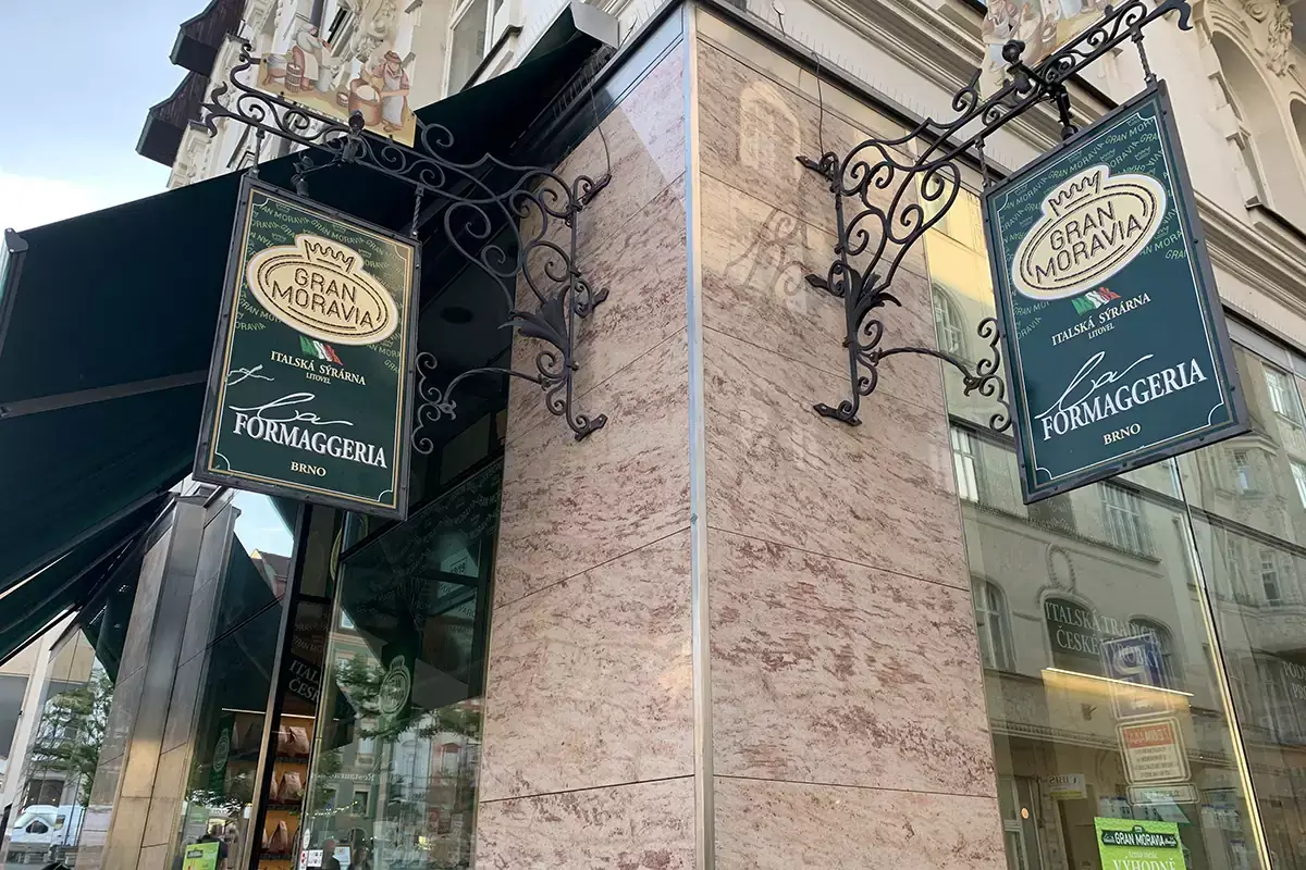 Le insegne la Formaggeria nella piazza centrale di Brno Roberto Brazzale: &laquo;Facciamo le cose dove riescono meglio&raquo;