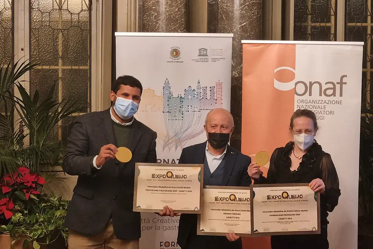 Un momento della premiazione dei formaggi italiani vincitori in Brasile Italia-Brasile, una partnership al gusto di formaggio che parla bergamasco