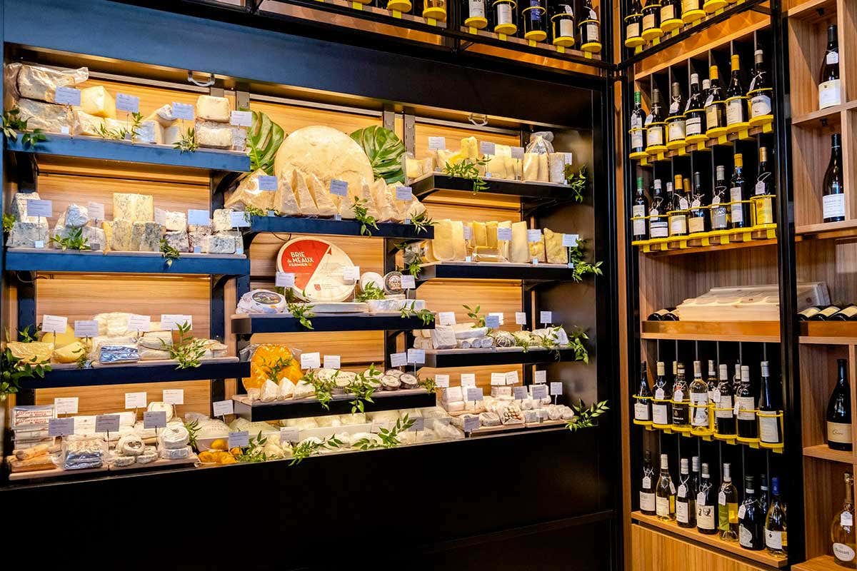 La parete dedicata interamente ai formaggi Nuovi orizzonti per Peck. Apertura a Forte dei Marmi