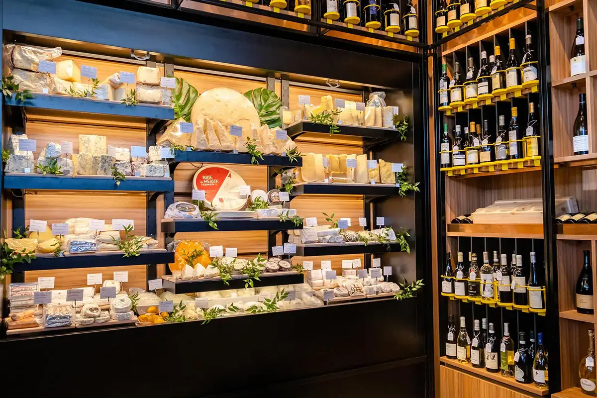 La parete dedicata interamente ai formaggi Nuovi orizzonti per Peck. Apertura a Forte dei Marmi