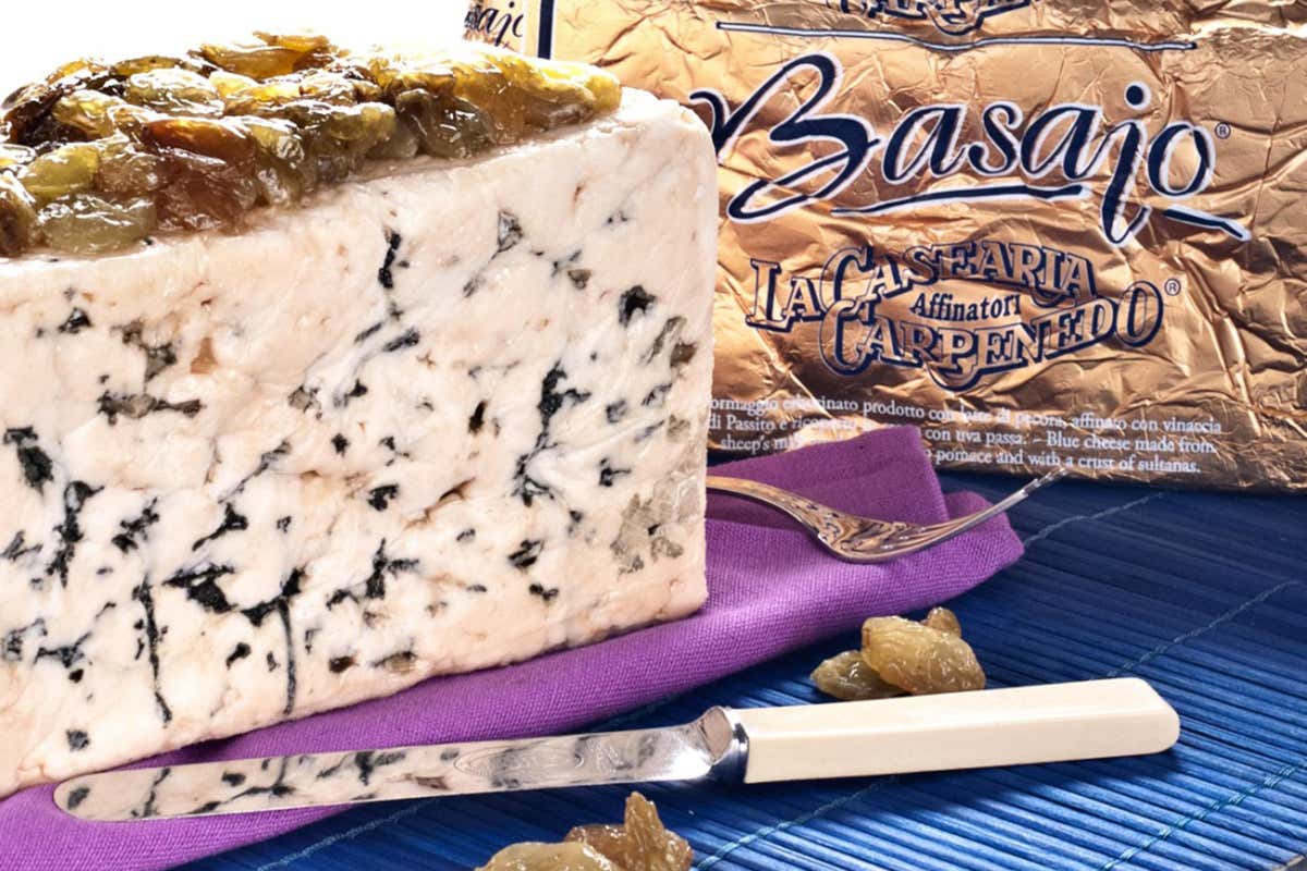 Basajo, erborinato di latte crudo ovino, affinato in passito bianco con uva passa Casearia Carpenedo sfoggia i suoi gioielli