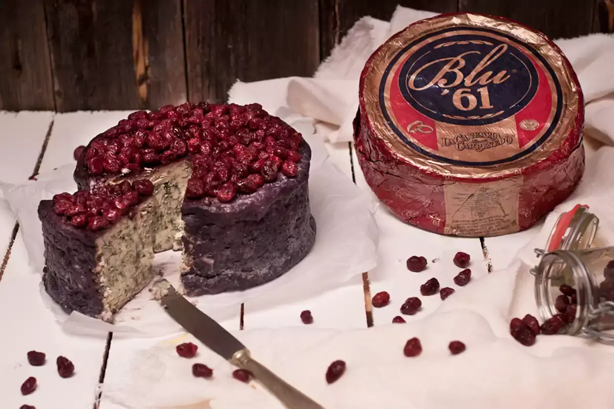 Blu61, erborinato di latte vaccino affinato in Raboso passito veneto Igt Casearia Carpenedo sfoggia i suoi gioielli