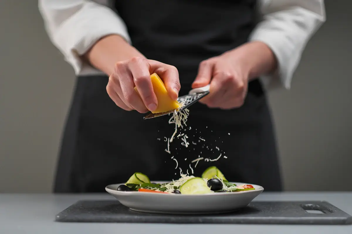Al ristorante, il consumatore chiede pi&ugrave; certezze sulla qualit&agrave; e sulla provenienza del formaggio Formaggi al ristorante: ecco cosa vogliono i clienti