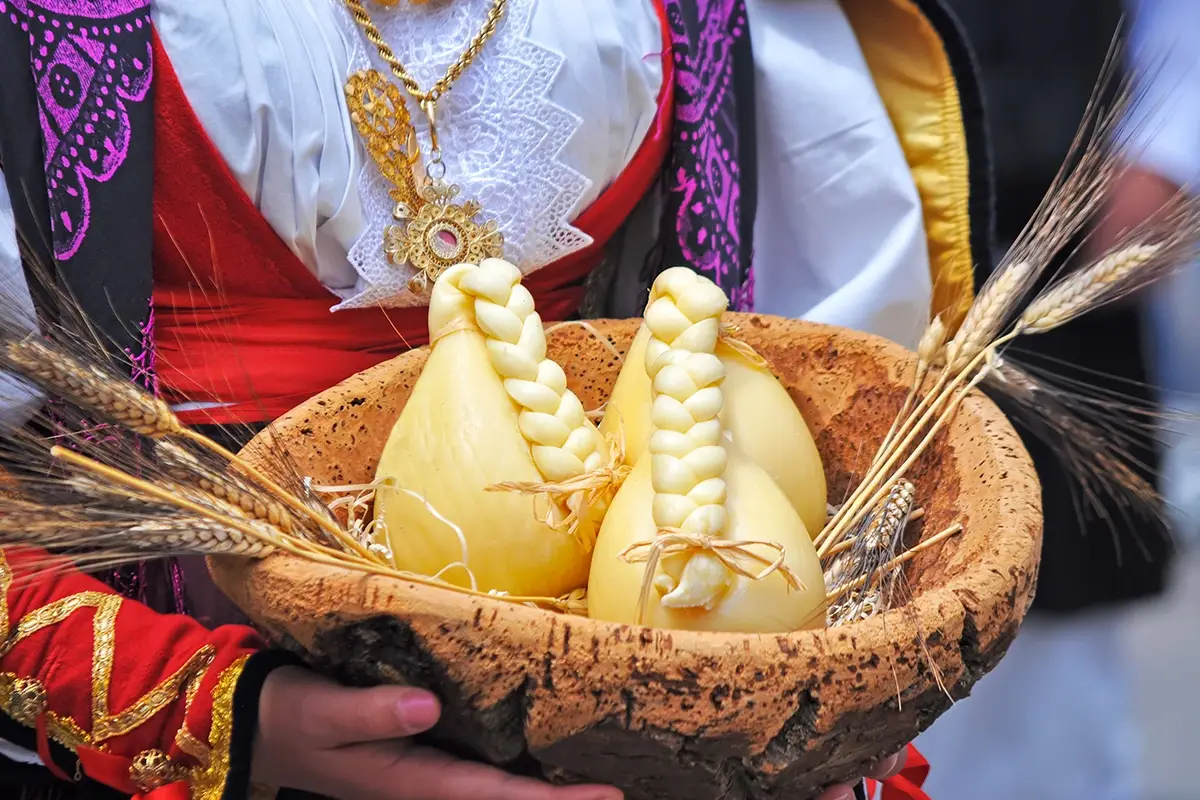 I formaggi sardi sono un simbolo della cultura pastorale Sardegna da gustare: alla scoperta dei sapori dell&rsquo;isola