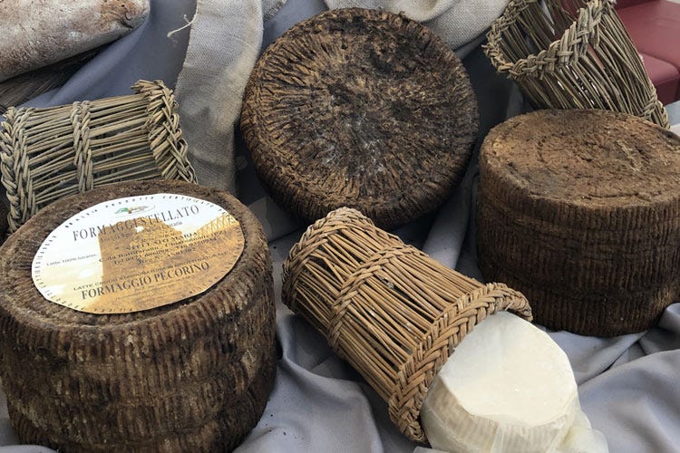 Forme di pecorino (Segreti e sapori dei formaggi rari A Roma una mostra-mercato)