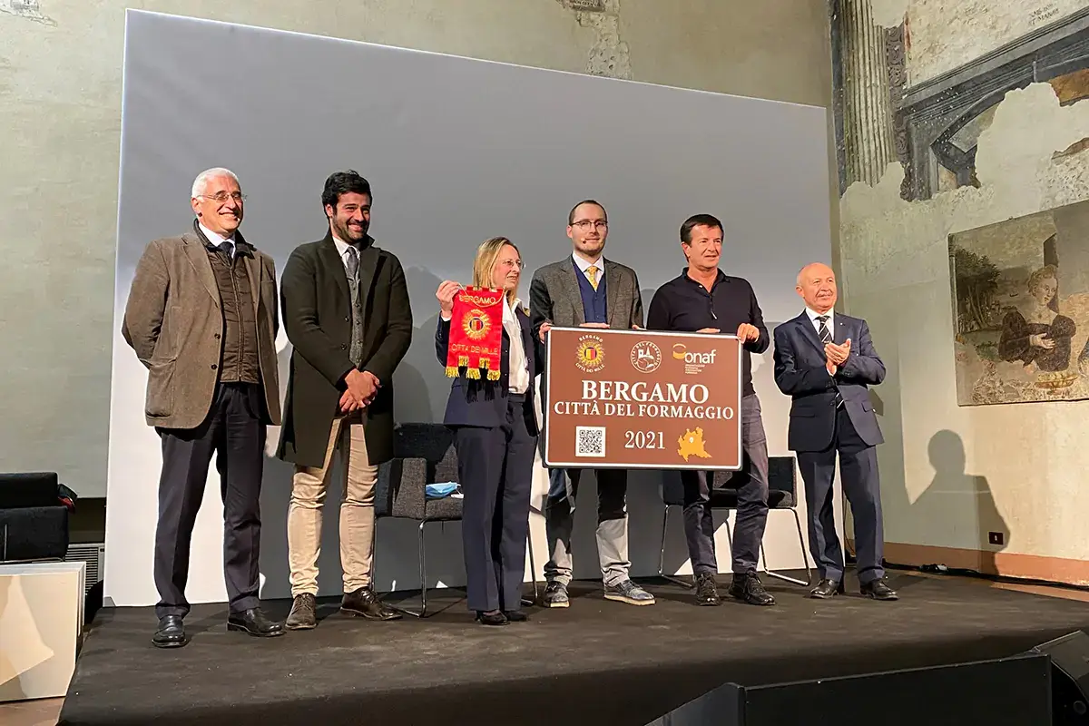 La consegna della targa alla citt&agrave; di Bergamo Forme 2021, ecco i migliori formaggi premiati a Bergamo