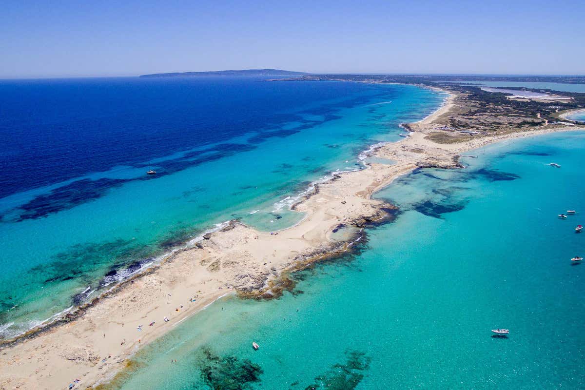 Le acque cristalline che circondano l’isola di Formentera