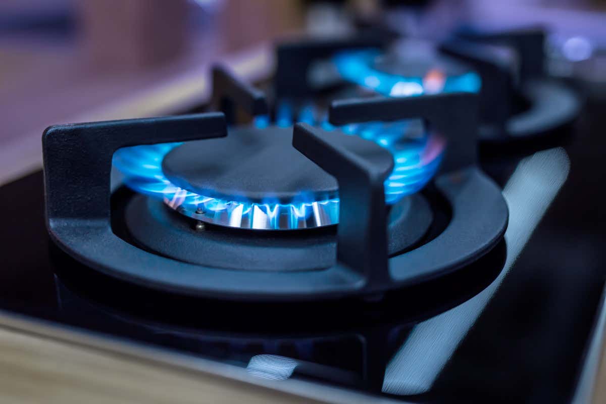 Gas, bollette in aumento anche a dicembre  A dicembre bollette del gas ancora in aumento:  233%