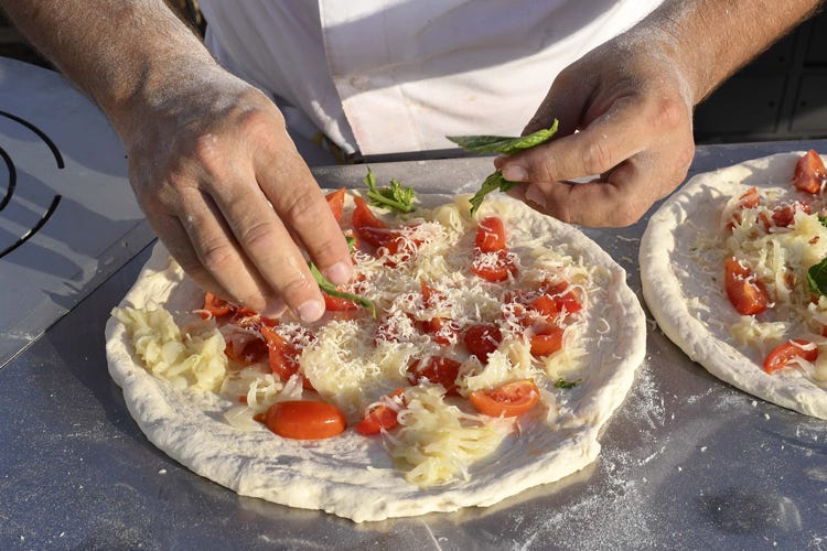 Pizzaioli in azione sul lungomare di Napoli (Trenta forni per il Columbus DayIl Pizza Village scopre New York)
